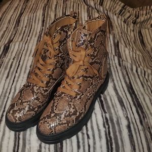 Bamboo snake skin print Womans Boots size 8.5